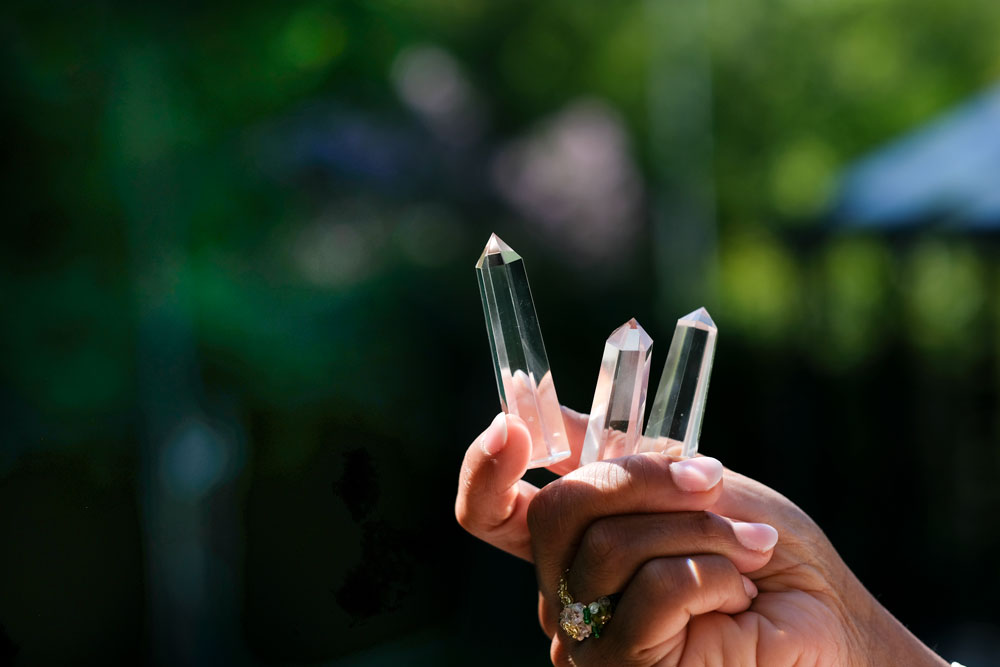 Cristales de cuarzo tallados y claros utilizados en la sanación energética Tameana como herramienta para la precisión, la calma y el equilibrio