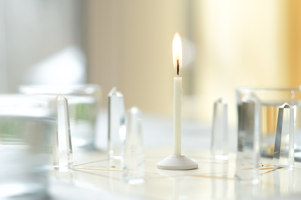 Disposición con cristales de cuarzo y luz utilizada en la sanación energética Tameana.